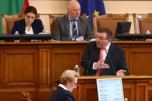 С комично сложен текст депутатите узакониха управата на НЗОК