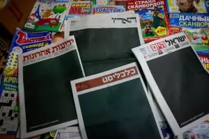 Черни страници на вестниците и нови протести изразиха гняв срещу Нетаняху