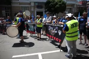Стотици полицаи излязоха на протест пред Министерство на финансите