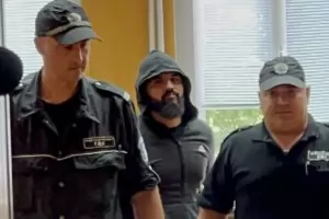 Съдът остави в ареста обвинения за обезобразяването на Дебора
