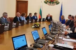 Този кабинет плаща великденските добавки на служебния