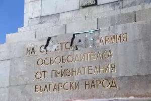 Палатките пред ПСА са незаконни, но няма да ги махат
