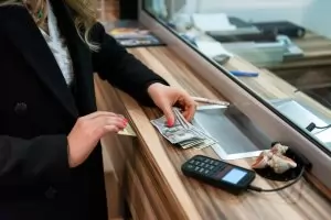 Тръгна нова вълна на покачване на банковите такси