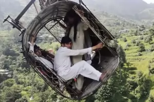 С рамка от креват спасявали момчетата от лифта в Пакистан