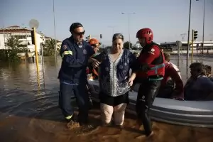 Роднини на изчезнали при наводненията протестират в Атина