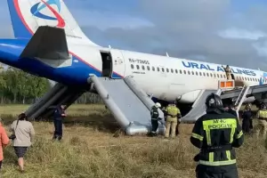 Руски Airbus A320 кацна аварийно в сибирско поле 
