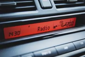 Повечето шофьори се чувстват по-сигурни с включено радио