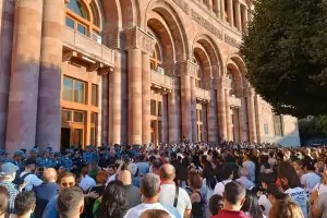 Бунт в Ереван след атаката на азерите в Карабах