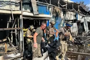 17 цивилни загинаха от руски
ракетен удар в Константиновка