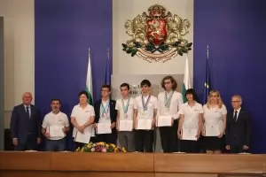 Български ученици спечелиха 71 медала за година