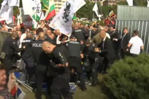 "Възраждане" се хвърли в бой за Паметника на съветската армия