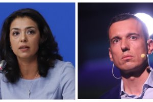 Загледани в смартфоните си голяма част от пътниците в градския