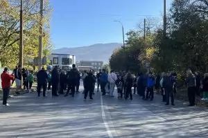 Жители на Перник протестират, вместо да гласуват