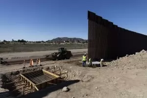 Байдън ще строи стената на Тръмп