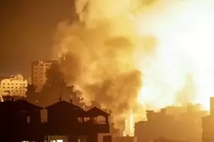 Жители на Газа разграбват складове с хуманитарни помощи