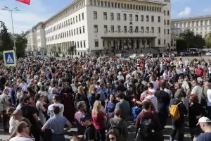 Хиляди демонстрираха пред ЦИК за връщане на машинния вот