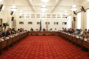 Промените в Конституцията бяха пуснати към пленарната зала