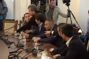 Депутати почти се сбиха на комисията за машинния вот