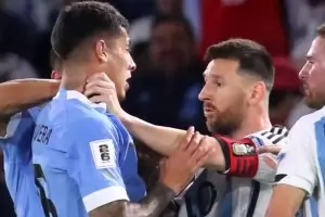 Меси хвана за гушата уругвайски играч при загуба на Аржентина