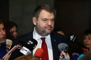 Пеевски замеси и оръжеен търговец в сагата с "ЛУКойл"