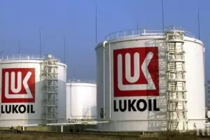 Доклад твърди, че "ЛУКойл Нефтохим" финтира петролните санкции