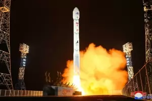 Част от севернокорейската космическа ракета се взривила пътьом