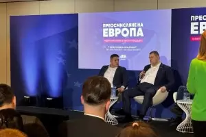 Няма да ви изпусна. До мен да сте, 
нареди Пеевски на младежите в ДПС