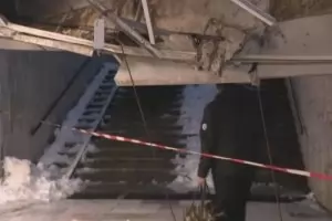 Таванът на оживен подлез в София се разпада след ремонт 