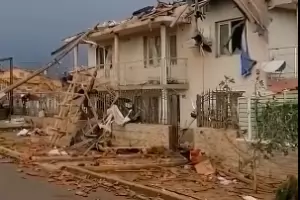 След бурята в събота хората си помагат да възстановяват домовете 