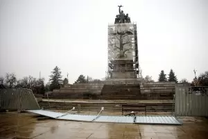 Паметникът на съветската армия изведнъж се оказа без ограда