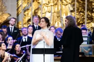 Соня Йончева пя на български във Версай
