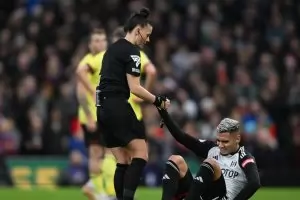 Първата жена рефер в Премиър лийг получи похвали от всички страни