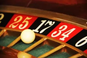 Властта изненадващо вдига тройно таксите върху хазарта