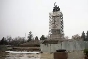 Областната управа се сети за паметника на съветската армия