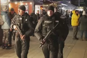 Страх от тероризъм извади полицаи с автомати и кучета по улиците