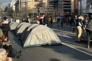 Младежи започнаха 24-часова блокада в центъра на Белград