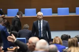 "Възраждане" изгони трима депутати 