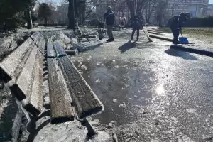 В Русе подозират саботаж с поливната система, заледила площада