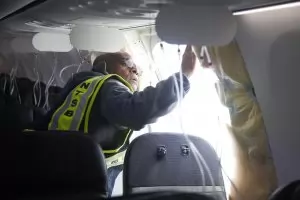 Открити са разхлабени болтове на самолети "Боинг 737 Мах"