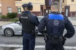 Трима души бяха ранени при атака с нож на парижка гара
