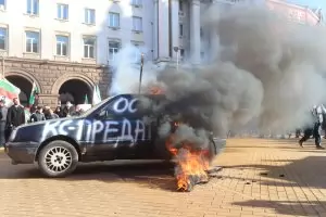 "Възраждане" спретна погром пред КС със запалена кола, димки и тор