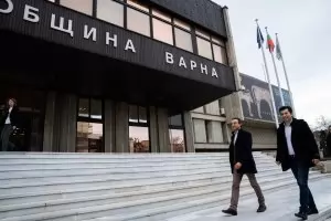 Хора на Лорер никнат на постове край морето
