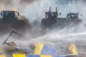 Земеделци влязоха в битка с полицията в Брюксел 