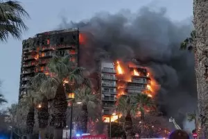 Огромен пожар бушува в 14-етажна жилищна сграда във Валенсия