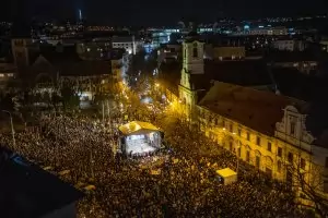 Хиляди словаци протестират срещу премиера си, докато е в Брюксел