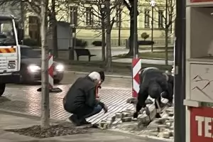 Участък от жълтите павета между НС и Ректората пак беше разкопан