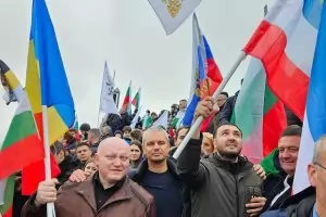Не само "Възраждане" яхна консервативната вълна