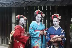 Япония ограничава достъпа на туристи до квартала на гейшите в Киото