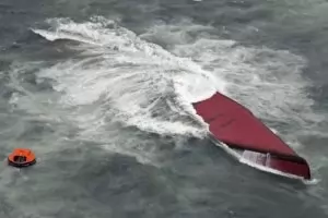 Край брега на Япония се обърна танкер с акрилова киселина