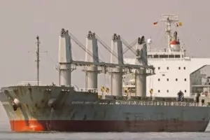 3 жертви и 4 ранени на ударен от хутите товарен кораб